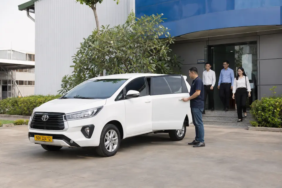 Hợp đồng thuê xe đưa đón nhân viên theo ngày kèm hóa đơn VAT điện tử — X7Travel