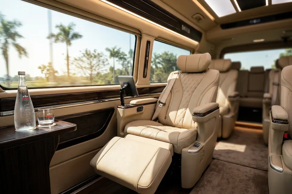nội thất xe limousine 9 chỗ đưa đón golfer sang trọng