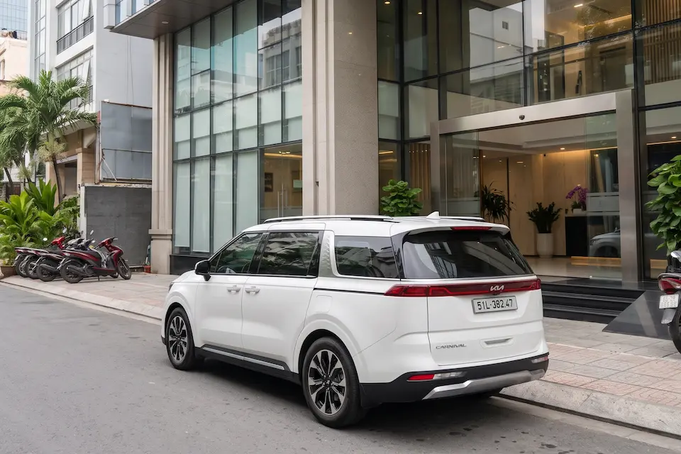 Các dòng xe 7 chỗ đưa đón nhân viên TPHCM theo ngày - Carnival VIP Innova Cross Xpander — X7Travel