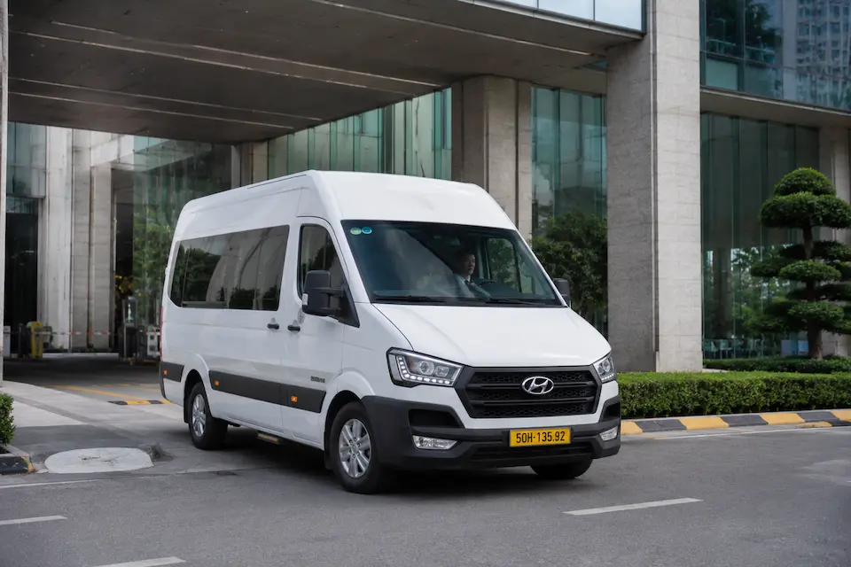 Thuê xe 16 chỗ đưa đón sân bay Tân Sơn Nhất TP.HCM cho đoàn đông