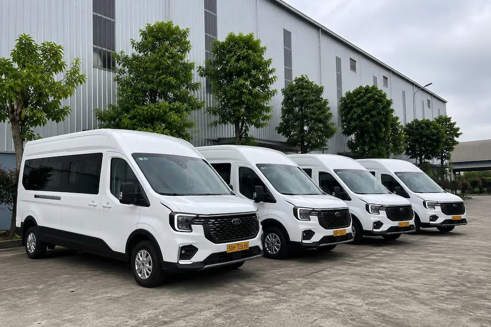 Thuê xe đưa đón nhân viên theo tháng hợp đồng dài hạn TP.HCM — X7Travel